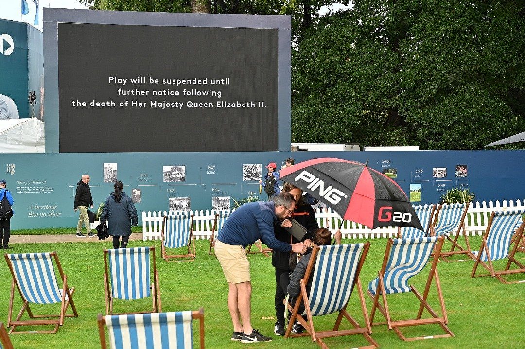 当英女王去世的消息传出时，在伦敦温特沃斯举行的欧洲PGA锦标赛，也立即暂停比赛。（图取自法新社）