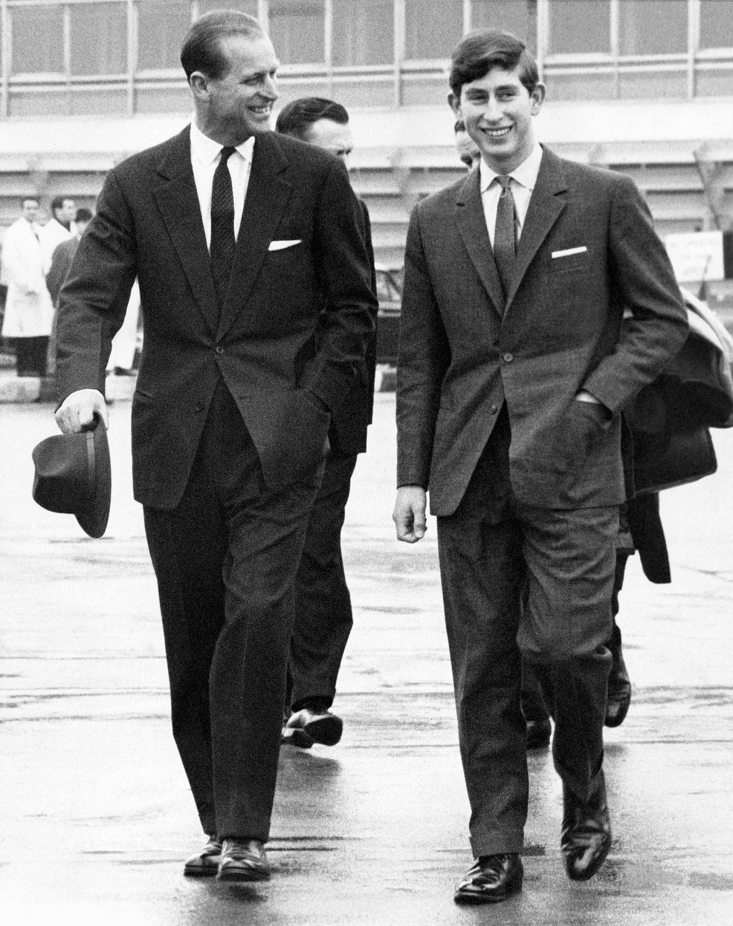 菲臘親王（左）與查理斯王子（右），查理斯當時17歲，兩人到倫敦機場準備乘坐飛機前往澳洲（AP）