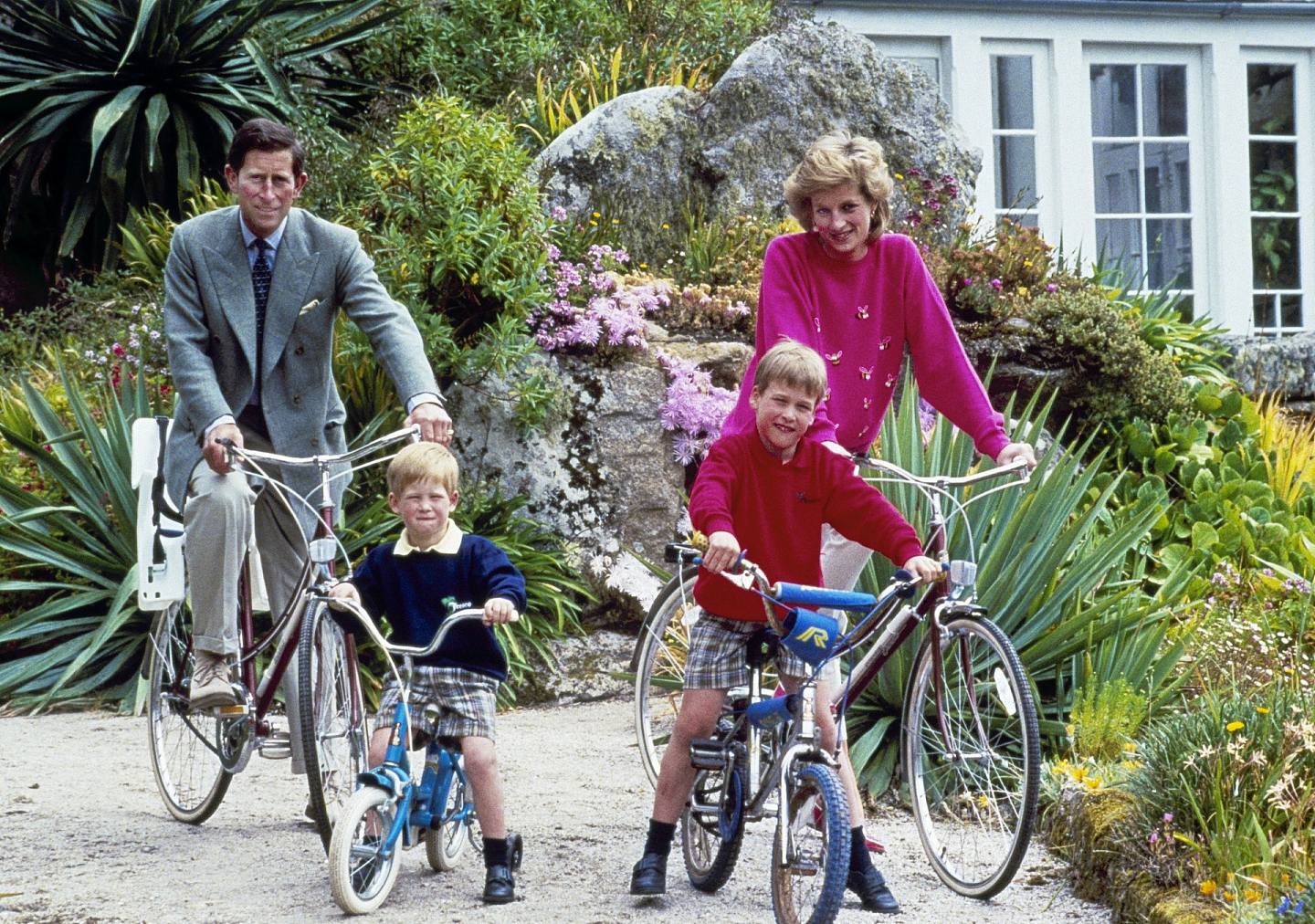 1989年6月1日，查理斯與戴安娜王妃、兩位小王子一起在特霤斯科島（Tresco）踩單車（AP）
