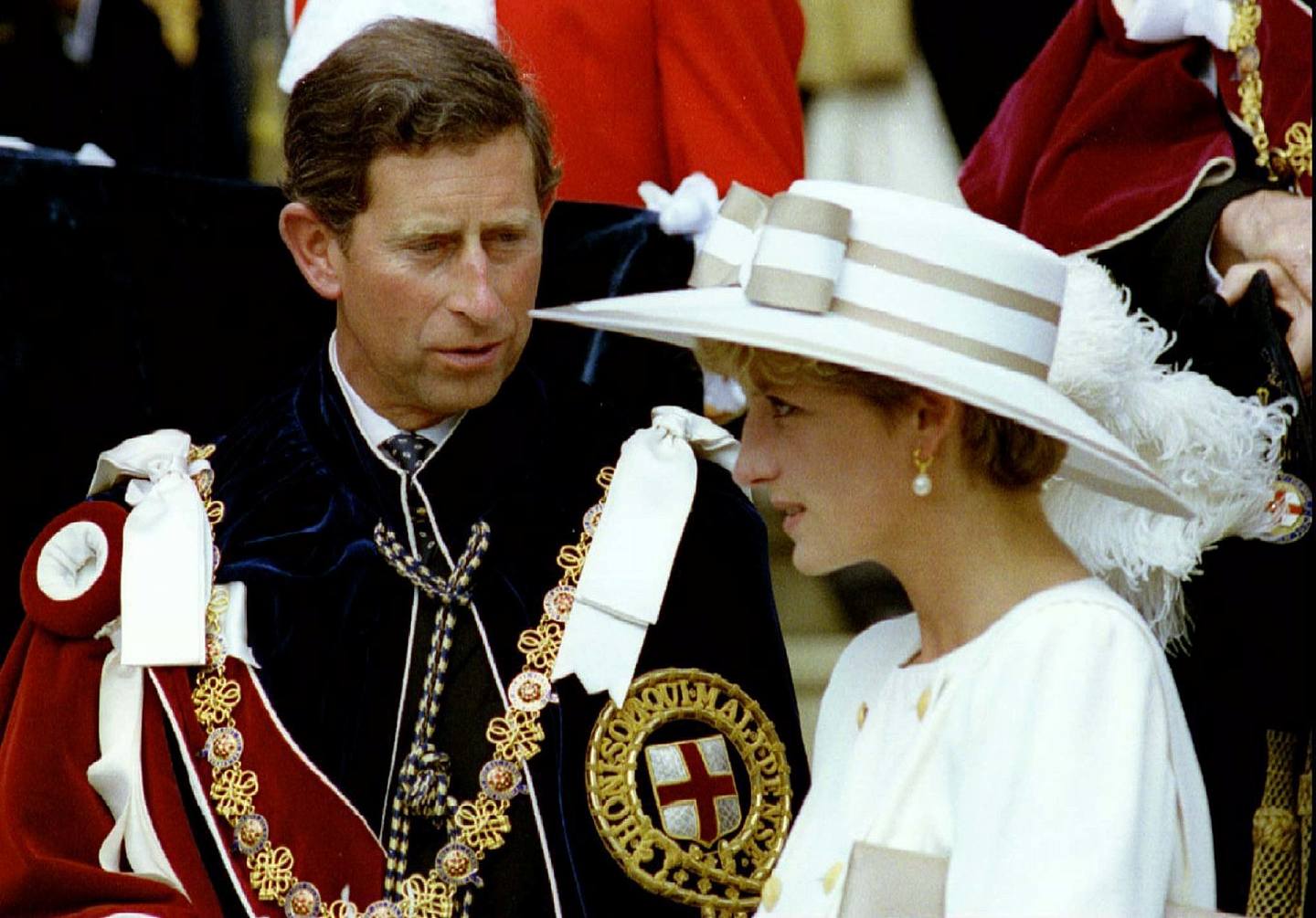 圖為1992年6月15日，英國王儲查理斯王子和戴安娜王妃於溫莎堡等候馬車。（路透社）