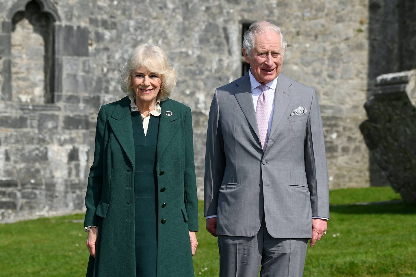 圖為2022年3月25日，英國王儲查理斯（右）與妻子卡米拉（左）到訪愛爾蘭卡舍爾岩。（Getty）