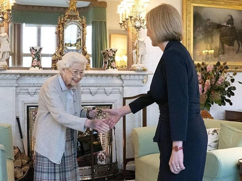 英國女王伊麗莎白二世6日在巴摩拉城堡接見並任命新首相特拉斯。（美聯社）