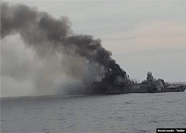 2022年4月俄罗斯大型巡洋舰莫斯科号（Moskva）被两枚乌克兰反舰导弹击中后沉没(Twitter图片)