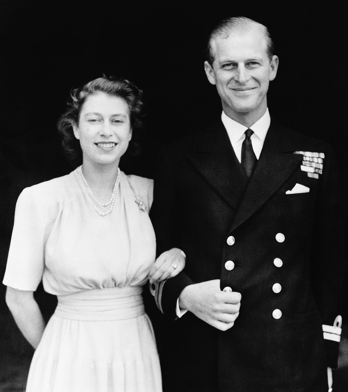 圖為1947年7月10日，年輕的伊利沙伯二世和菲臘親王，伊利沙伯二世手戴着的就是訂婚戒指。（AP）