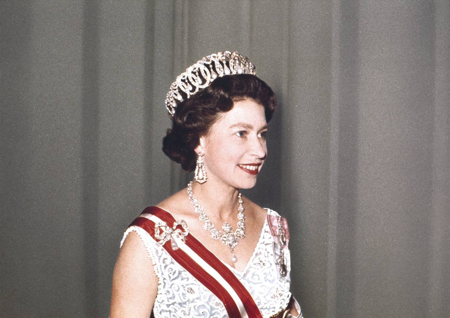 圖為1965年5月，伊利沙伯二世戴着的弗拉基米爾王冠。（AP）