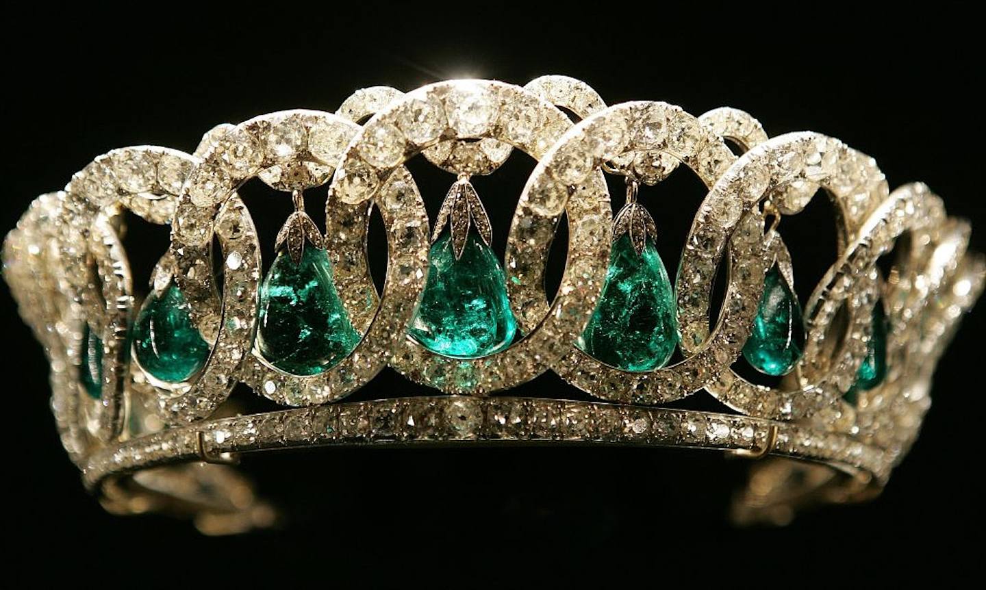 圖為2006年7月，英國白金漢宮展出，換上祖母綠的弗拉基米爾王冠。（Getty）