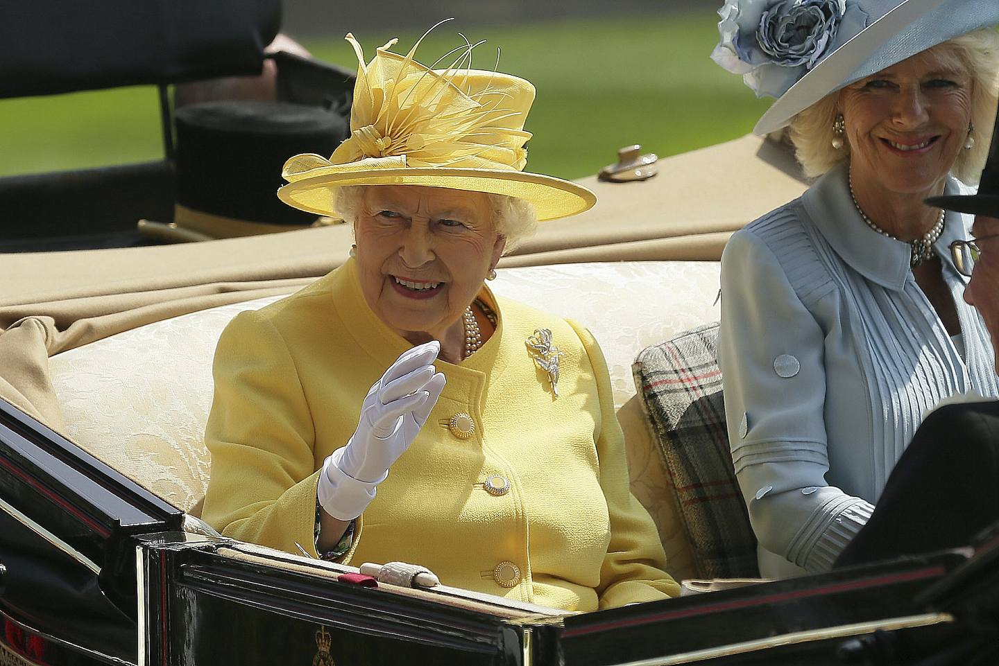 圖為2017年6月，伊利沙伯女王二世出席Ascot 2017時配戴的胸針就是這顆火焰百合胸針。（AP）