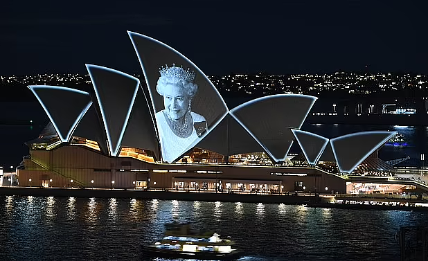 全澳地标建筑集体亮灯悼念女王，悉尼歌剧院投影女王头像，MCG闪耀“皇室紫”（组图） - 2
