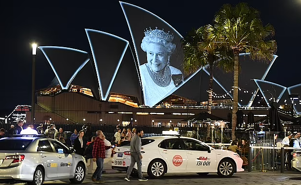 全澳地标建筑集体亮灯悼念女王，悉尼歌剧院投影女王头像，MCG闪耀“皇室紫”（组图） - 3