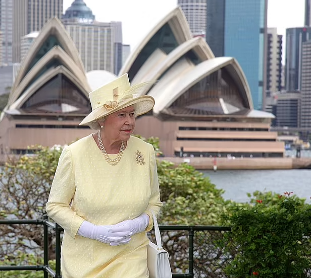 全澳地标建筑集体亮灯悼念女王，悉尼歌剧院投影女王头像，MCG闪耀“皇室紫”（组图） - 4