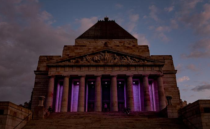 全澳地标建筑集体亮灯悼念女王，悉尼歌剧院投影女王头像，MCG闪耀“皇室紫”（组图） - 7