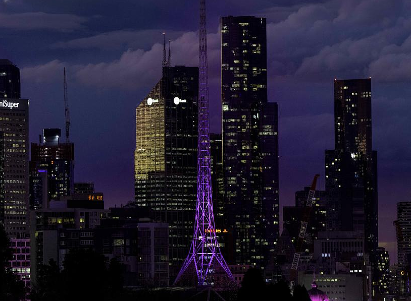 全澳地标建筑集体亮灯悼念女王，悉尼歌剧院投影女王头像，MCG闪耀“皇室紫”（组图） - 9