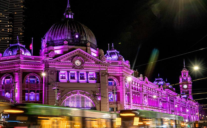 全澳地标建筑集体亮灯悼念女王，悉尼歌剧院投影女王头像，MCG闪耀“皇室紫”（组图） - 8