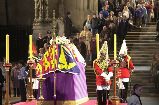 2002年4月8日，伊丽莎白王太后的灵柩停放西敏宫供民众瞻仰。