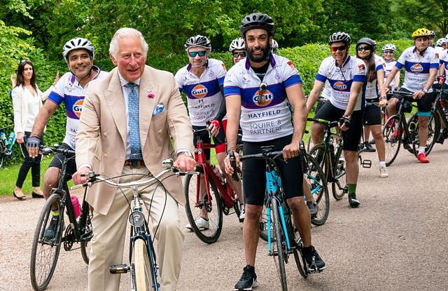 2021年6月，查尔斯与英国亚洲信托组织的成员一起进行赞助骑行活动。