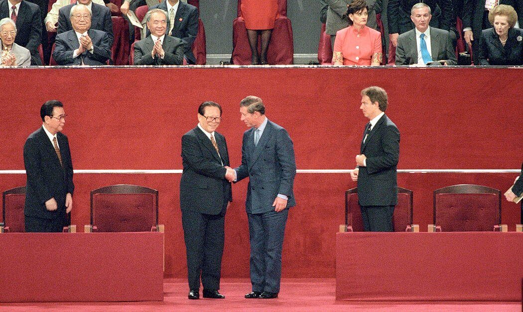 1997年，在英中交接香港主权之后，时任中国国家主席江泽民与查尔斯王子握手。