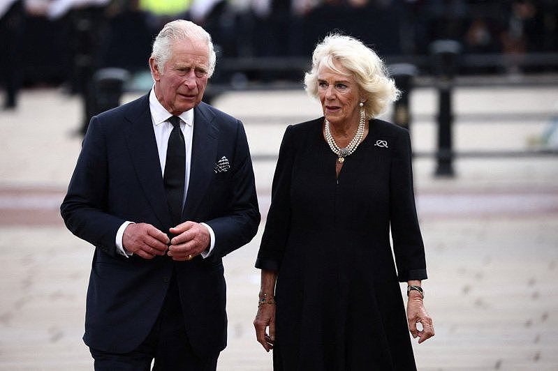 卡蜜拉（右）曾是英国王储查理（左）的情妇与红粉知己，在与查理结婚17年后，她逐渐获得王室成员认同。 路透社