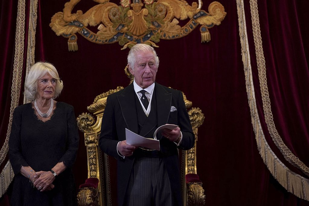 英国王储查尔斯今天正式继位为王，一旁为妻子卡蜜拉（Camilla），也顺势升格为王后（Queen consort）。 (图/美联社)