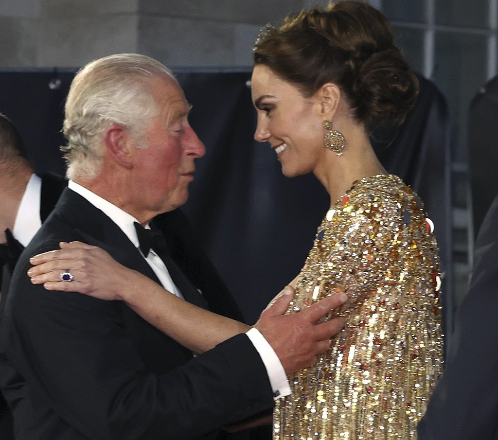 (左)查尔斯在发表电视谈话时证实，儿子威廉的新身分「威尔斯亲王」(Prince of Wales)，以及他的(右)妻子凯特王妃（Kate Middleton）将成为「威尔斯王妃」（Princess of Wales）。 (图/美联社) 。