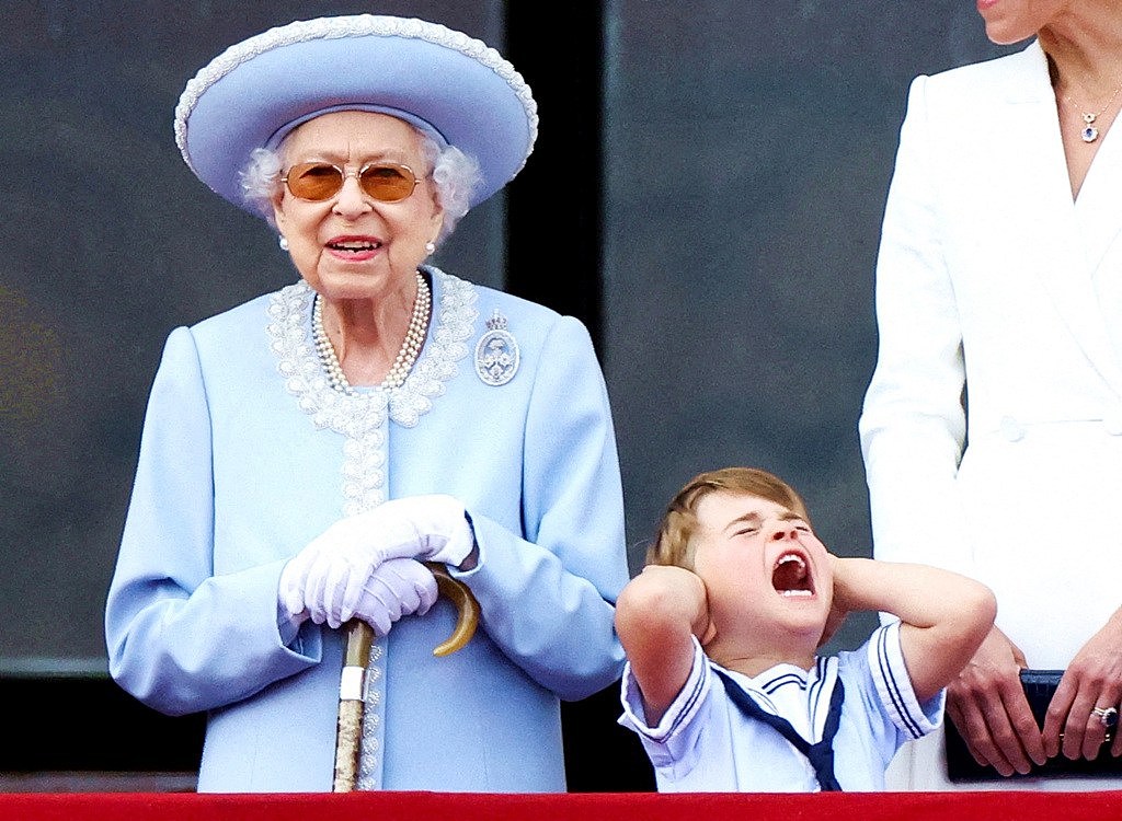 王室迷透露，凯特王妃10日告诉支持群众，说小儿子、4岁的路易小王子（Prince Louis）得知女王过世时，天真地说「至少现在曾祖母和曾祖父在一起了」，粉丝描述，凯特说话时眼泪几乎「夺眶而出」。 图为6月2日「白金禧」庆典上王室成员在白金汉宫阳台观看「旌旗操演」。 （资料照／路透社）
