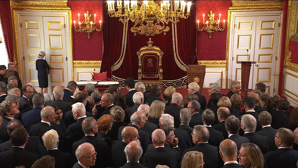 查尔斯三世登基典礼现场，枢密院人头攒动，咳嗽声声不绝于耳 图：英国天空电视台网站