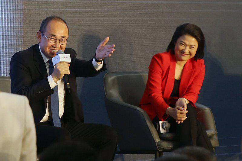 中国企业家潘石屹（左）和张欣分别辞去其房地产帝国Soho中国的董事长和首席执行官职务。 （Getty Images）