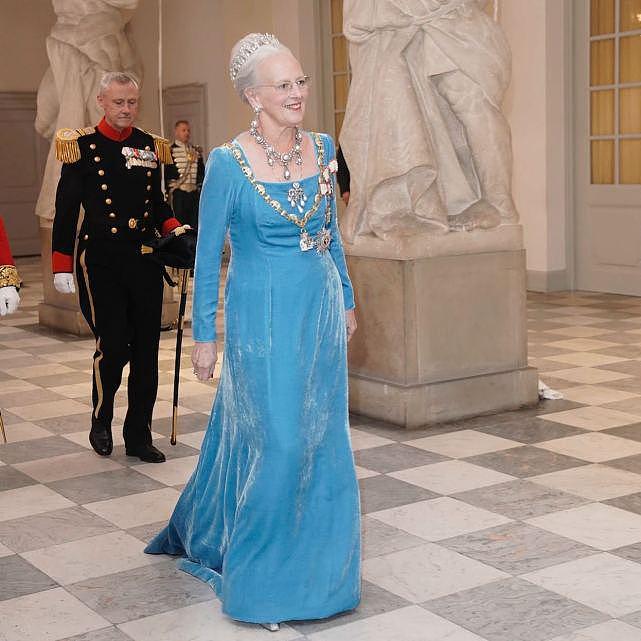 82岁丹麦女王办黄金禧年晚会，为英女王默哀，中国血统前儿媳到场（组图） - 1