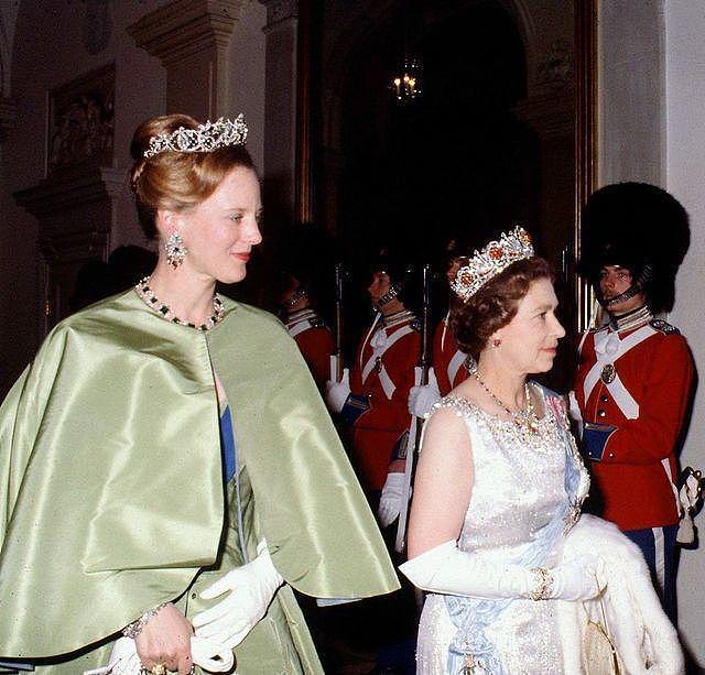 82岁丹麦女王办黄金禧年晚会，为英女王默哀，中国血统前儿媳到场（组图） - 4