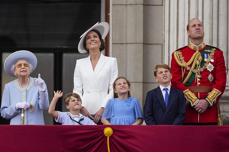 英國王儲威廉王子夫人凱特（左三）表示，她與孩子們解釋女王伊麗莎白駕崩時，年僅4歲...