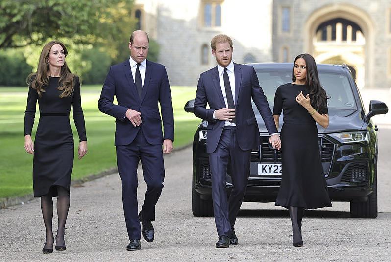 英國王儲威廉王子（左二）與夫人凱特（左一），以及哈利王子（右二）和夫人梅根（右一）10日在倫敦溫莎堡外接受民眾慰問。（美聯社）