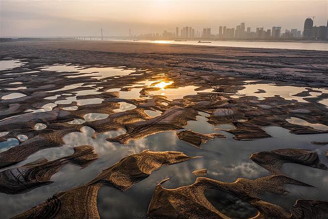 长江汉口段水位跌破14米 出现“沙坑景观”（组图） - 1