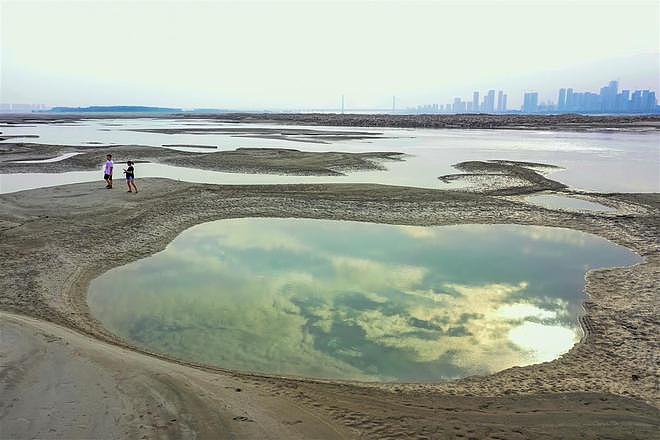 长江汉口段水位跌破14米 出现“沙坑景观”（组图） - 5