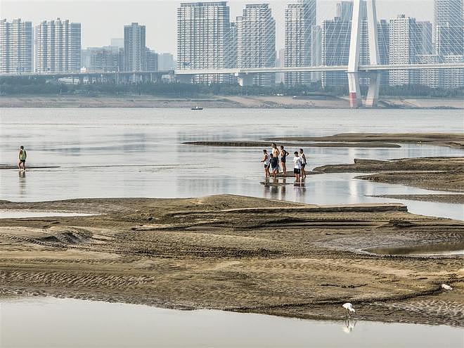 长江汉口段水位跌破14米 出现“沙坑景观”（组图） - 6