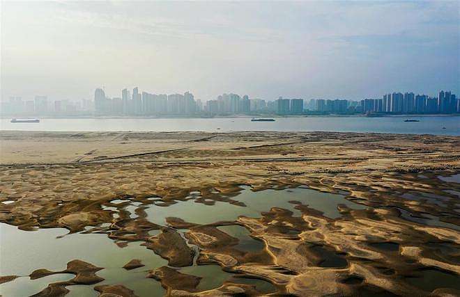 长江汉口段水位跌破14米 出现“沙坑景观”（组图） - 4