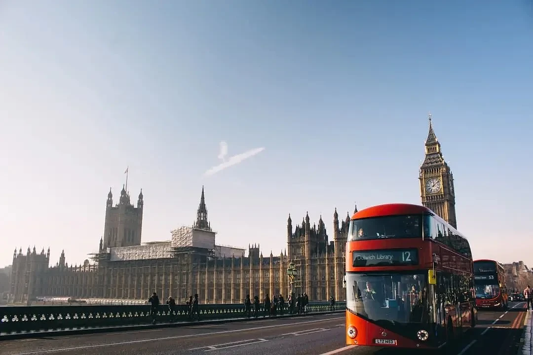 红色涂装的双层巴士在英国随处可见丨Unsplash