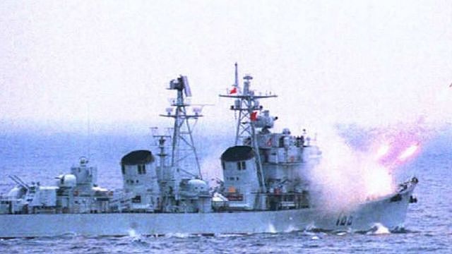 1996年台湾总统大选后中国驱逐舰在南海军事演习中发射导弹