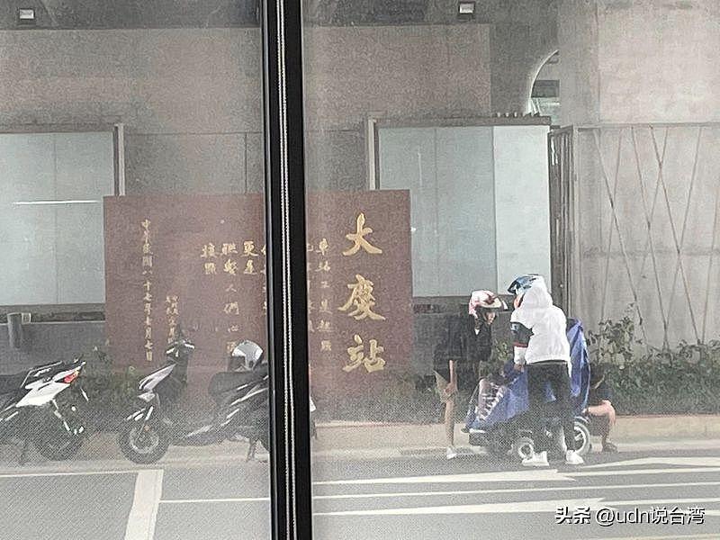 台湾3骑士路边停车，帮轮椅男穿雨衣，千人大赞：优秀年轻人（图） - 1