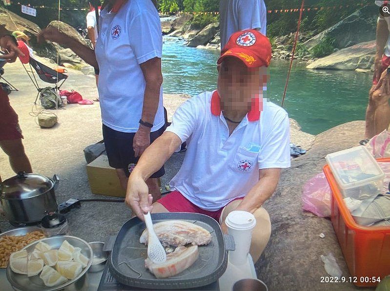 民眾爆料颱風天烤肉是紅十字會水安隊主辦的活動。圖／翻攝爆料公社