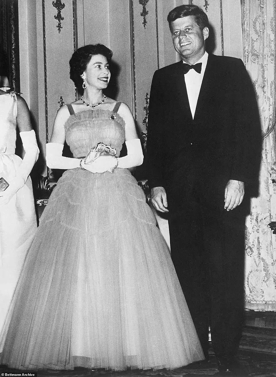 当13位美国总统见到女王：尼克松想把女儿嫁给查尔斯，卡特亲吻了女王母亲（组图） - 4