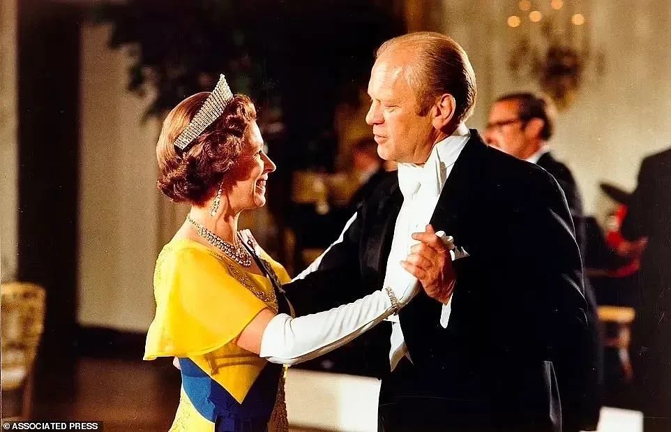 当13位美国总统见到女王：尼克松想把女儿嫁给查尔斯，卡特亲吻了女王母亲（组图） - 6