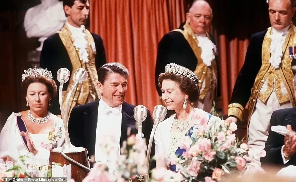 当13位美国总统见到女王：尼克松想把女儿嫁给查尔斯，卡特亲吻了女王母亲（组图） - 9