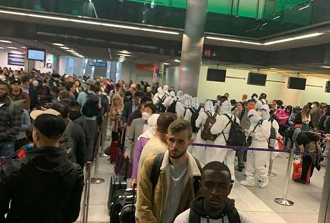 网友爆料：法国巴黎戴高乐机场不允许中国旅客穿大白防护服（组图） - 3