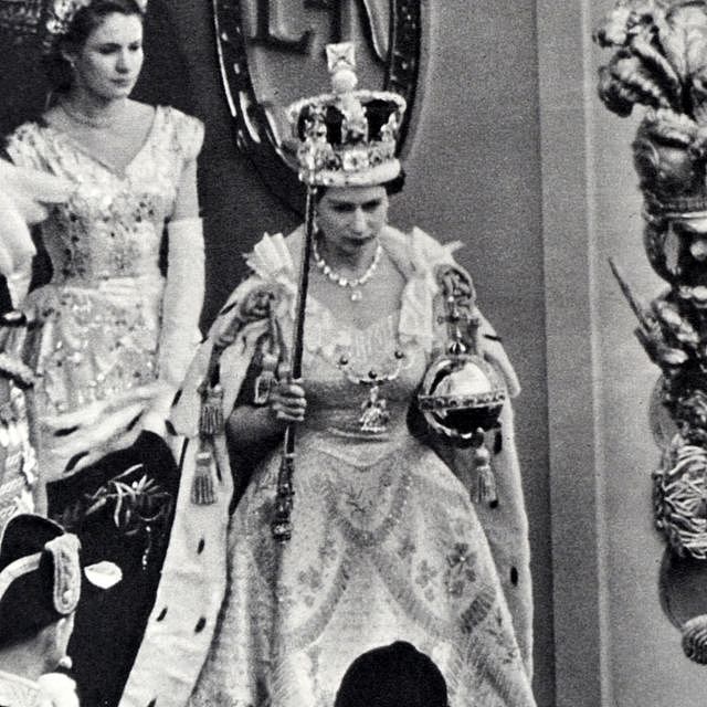伊丽莎白女王在她的加冕仪式上，右手拿着的权杖上镶嵌着非洲之星。