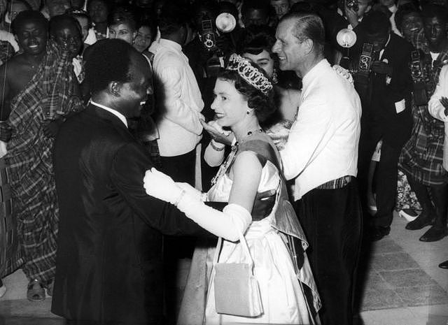 1961年伊丽莎白女王与加纳总统跳舞。