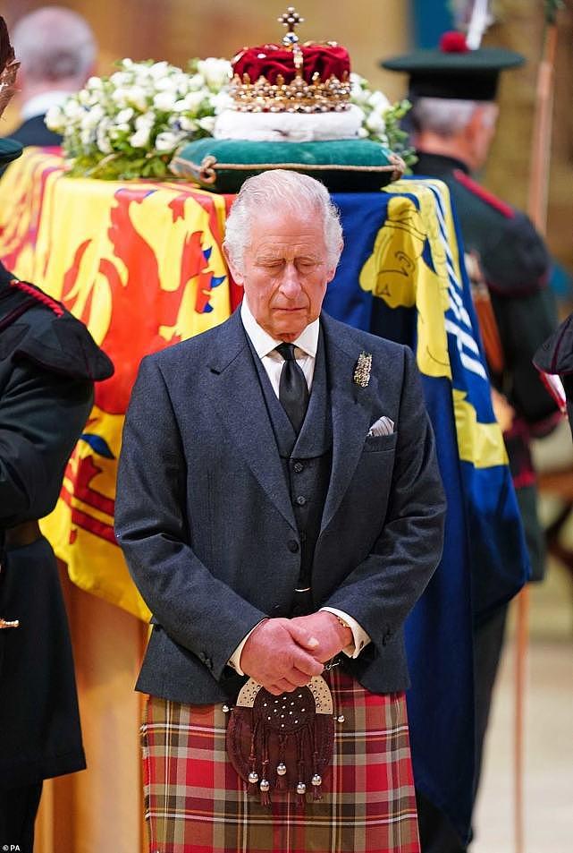 英国女王的儿女守卫在灵柩旁，四人久违同框，72岁安妮穿军装很飒（组图） - 6