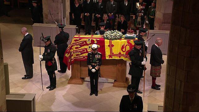 英国女王的儿女守卫在灵柩旁，四人久违同框，72岁安妮穿军装很飒（组图） - 2