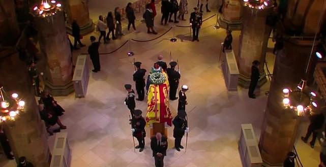 英国女王的儿女守卫在灵柩旁，四人久违同框，72岁安妮穿军装很飒（组图） - 5