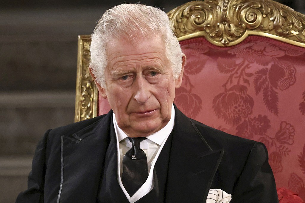 英國新國王查爾斯三世（King Charles III）高唱國歌時情緒激動。 (圖/美聯社) 
