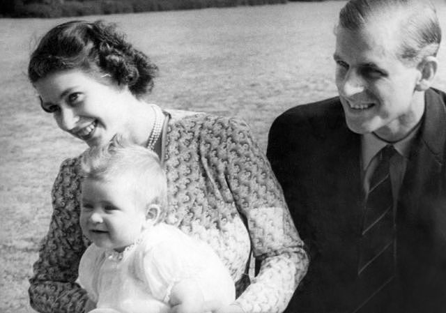 英格兰公主伊丽莎白和丈夫菲利普亲王、爱丁堡公爵 1949 年和长子查尔斯在萨里郡