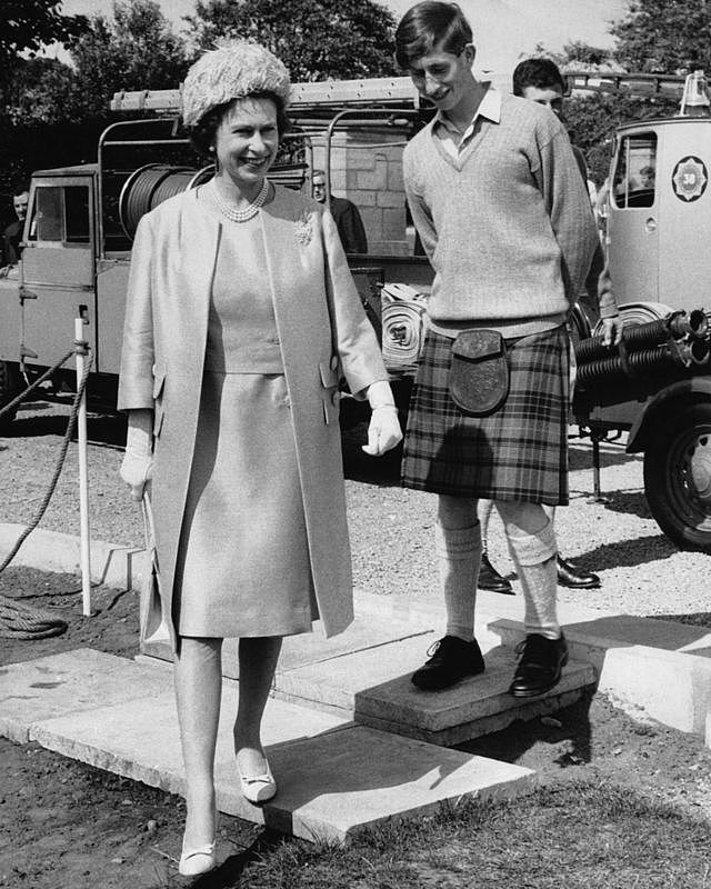 1967年7月31日，女王伊丽莎白二世到高登斯顿学校探望查尔斯。
